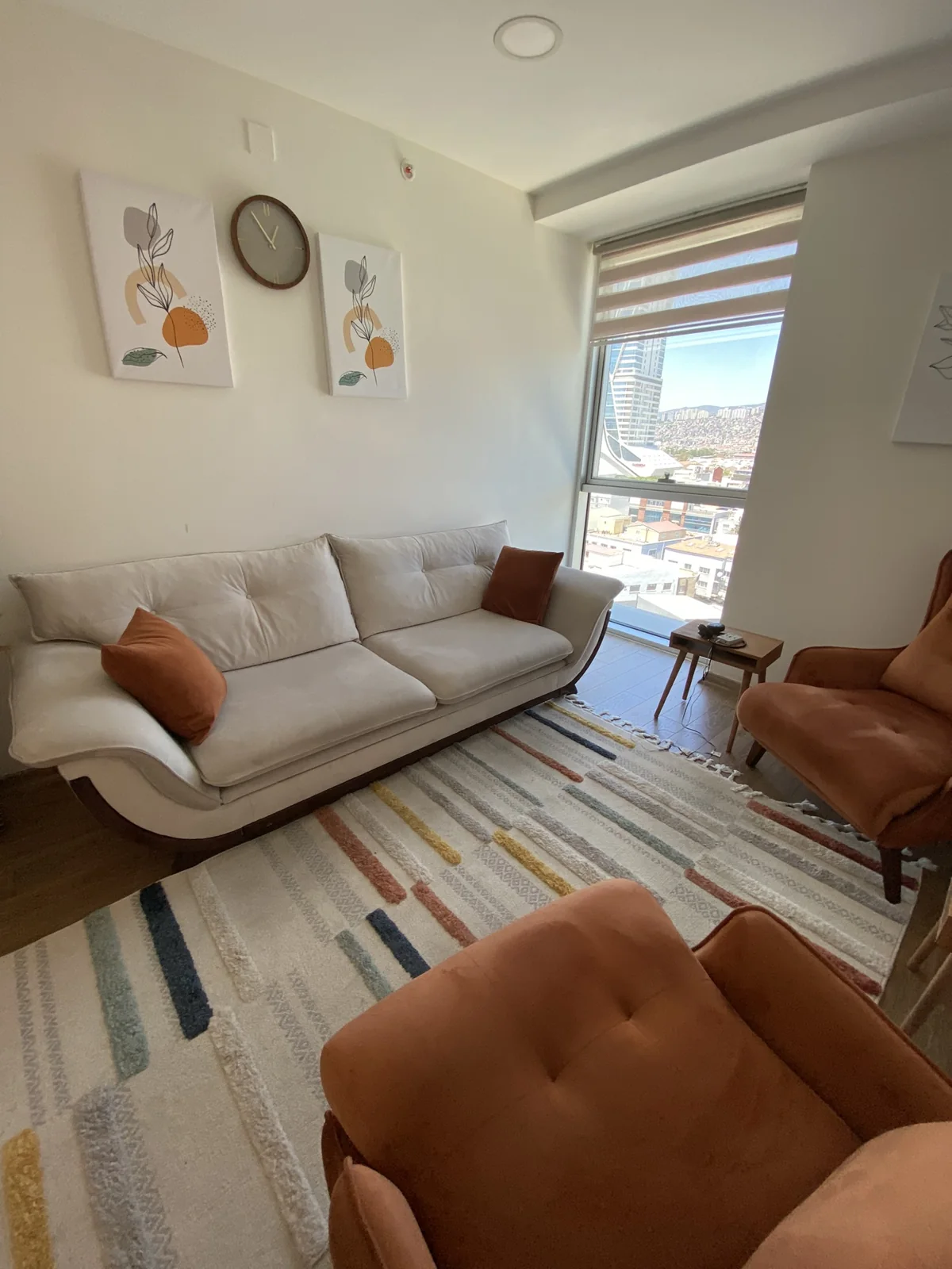 Bayraklı merkez ofisteki sıcak renkli bekleme ve görüşme odası