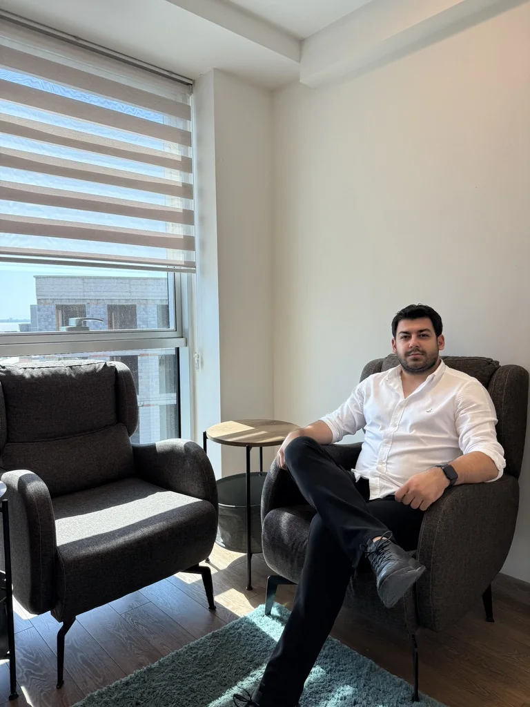 Bayraklı merkez ofisteki danışma odasında karşılıklı görüşme koltukları