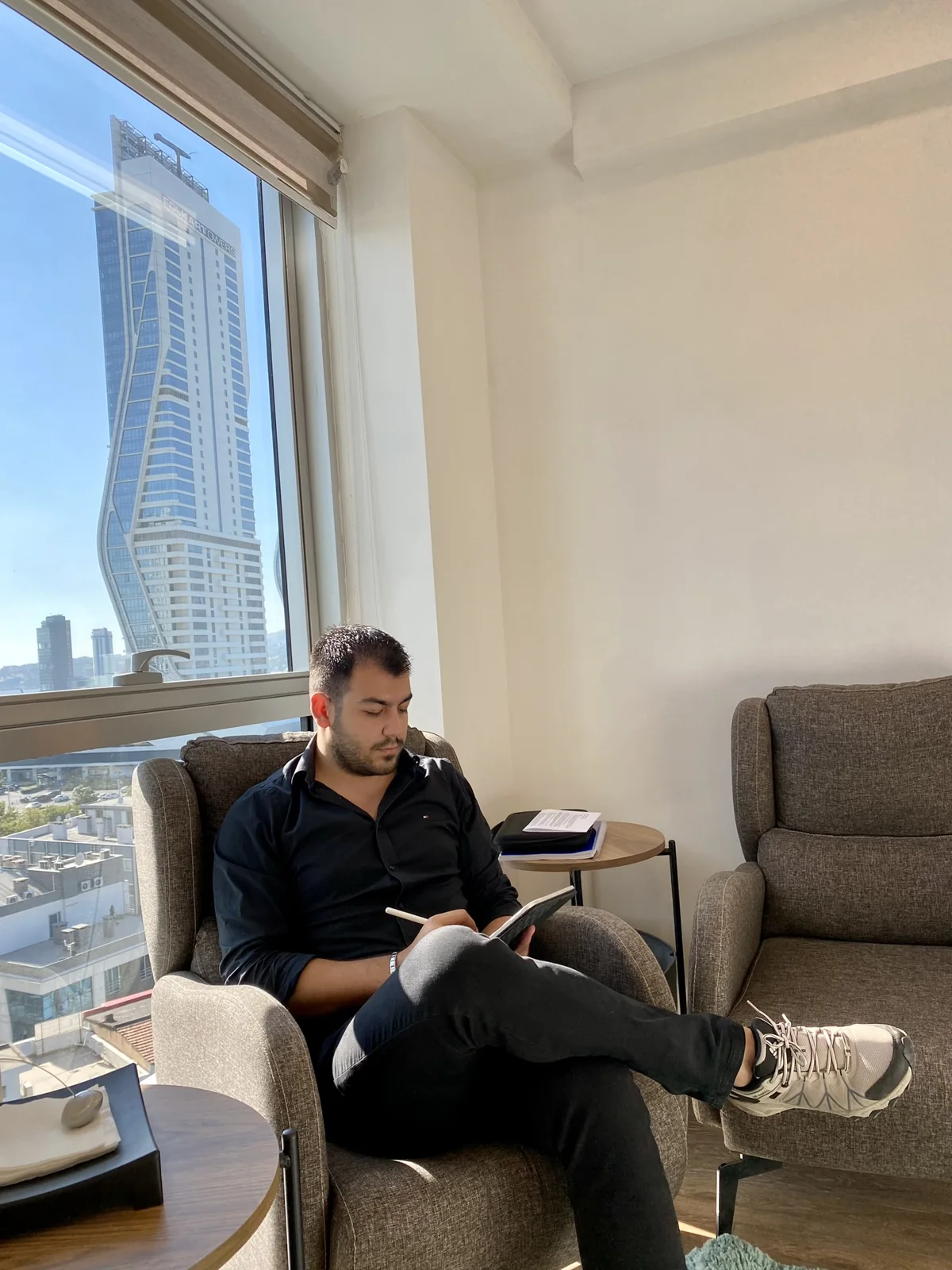 Danışma odasında notlarla çalışan Uzm. Psk. Dan. Batıkan Polat